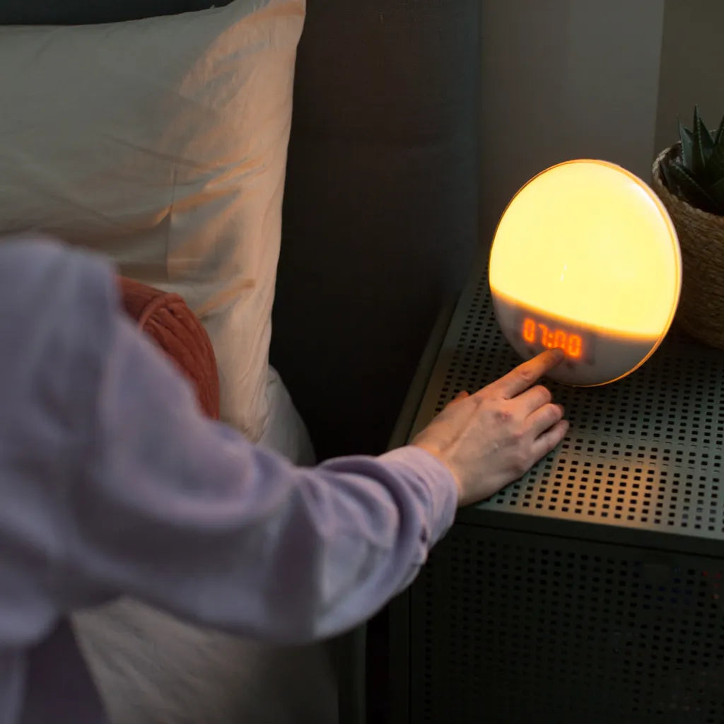  Silvergear® Lichtwecker | Dimmbar Wake Up Licht | Mit 30 Helligkeitsstufen , 6 Lichtfarben Und Verschiedene Natürliche Alarmtöne | Weiß