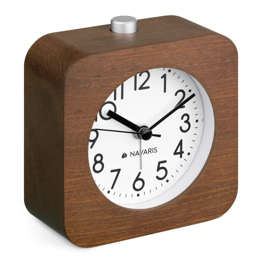  Navaris Analog Holz Wecker Mit Snooze - Retro Uhr Viereck Design Mit Weißem Ziffernblatt Alarm - Leise Tischuhr Ohne Ticken - Holzwecker Dunkelbraun