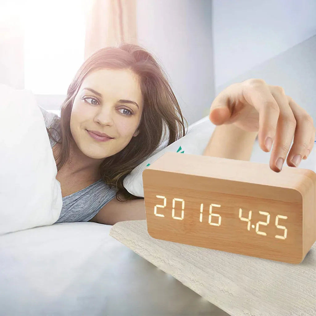  Digitaler Wecker Holz Holzoptik 3D LED Digital Digitaluhr Wanduhr Datum Temperatur 12h 24h USB Alarm Clock Schlafzimmer Büro Dimmbar Zeit Uhr Retoo