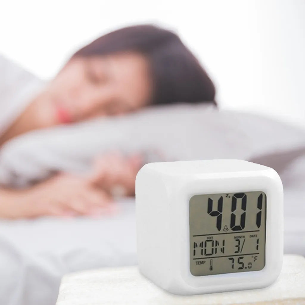  Bunter Wecker, Quadratische Uhr, LED Beleuchtung, Leuchtender Farbwechsel, Kleiner Wecker Mit Temperaturanzeige Und Datum