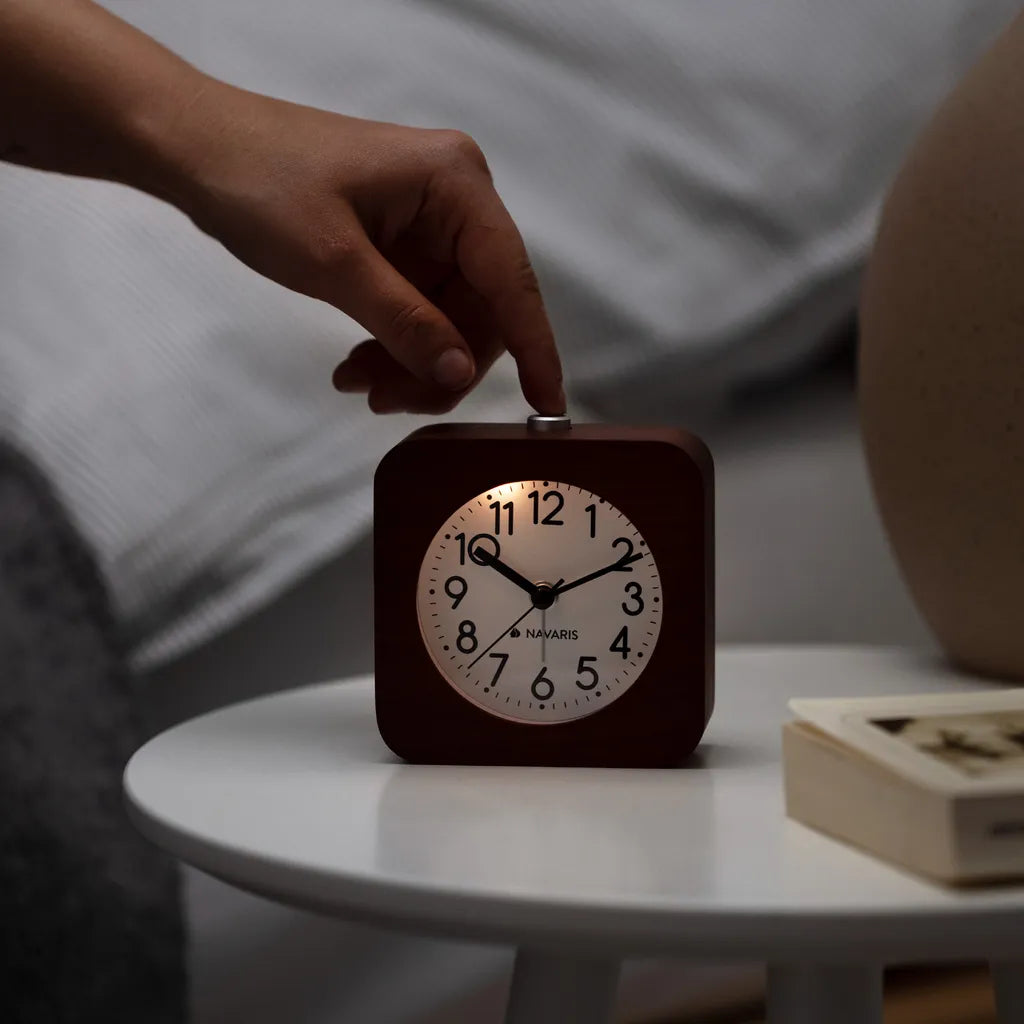  Navaris Analog Holz Wecker Mit Snooze - Retro Uhr Viereck Design Mit Weißem Ziffernblatt Alarm - Leise Tischuhr Ohne Ticken - Holzwecker Dunkelbraun