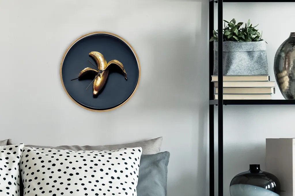  MuchoWow® Wanduhr Uhr Küche Wohnzimmer Deko Holz Ø 30 Cm Goldene Banane Auf Dunklem Hintergrund