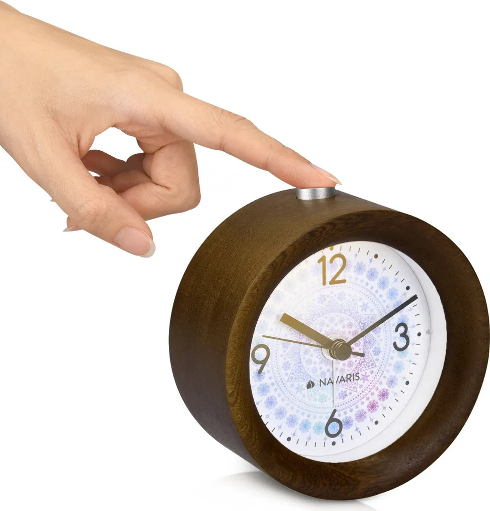  Navaris Analog Holz Wecker Mit Snooze - Retro Uhr Rund Mit Design Ziffernblatt Alarm Licht - Leise Tischuhr Ohne Ticken - Naturholz In Dunkelbraun