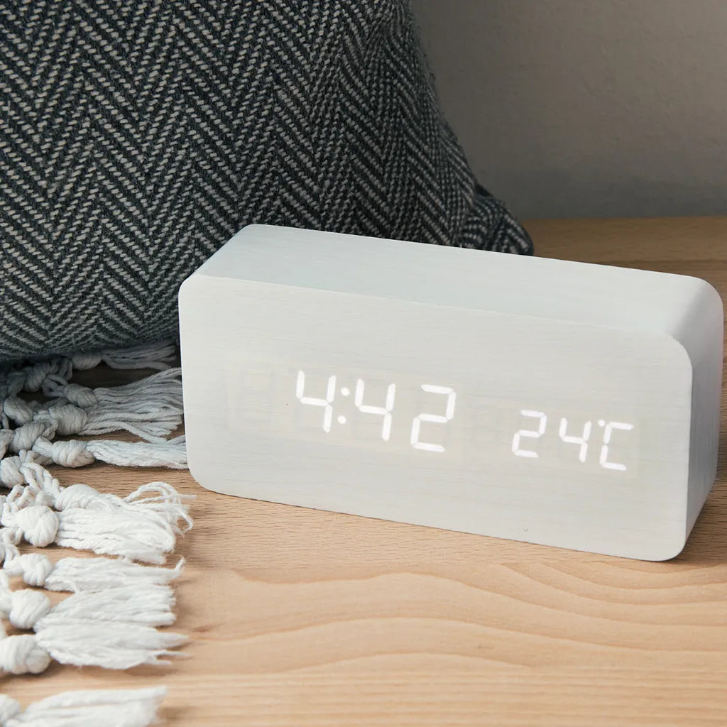  Kwmobile Wecker Uhr In Holzoptik Digital - Digitalwecker Anzeige Von Uhrzeit Temperatur Datum - Alarm Clock Mit USB Kabel In Weiß Mit Weißen LEDs