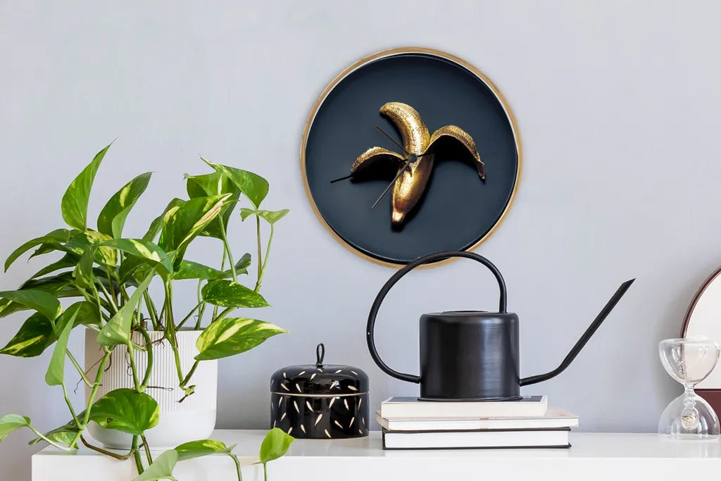  MuchoWow® Wanduhr Uhr Küche Wohnzimmer Deko Holz Ø 30 Cm Goldene Banane Auf Dunklem Hintergrund