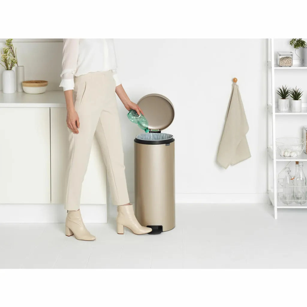  Brabantia Treteimer NewIcon, Abfalleimer, Mülleimer, Stahl, Metallic Gold, 30 L, 304484