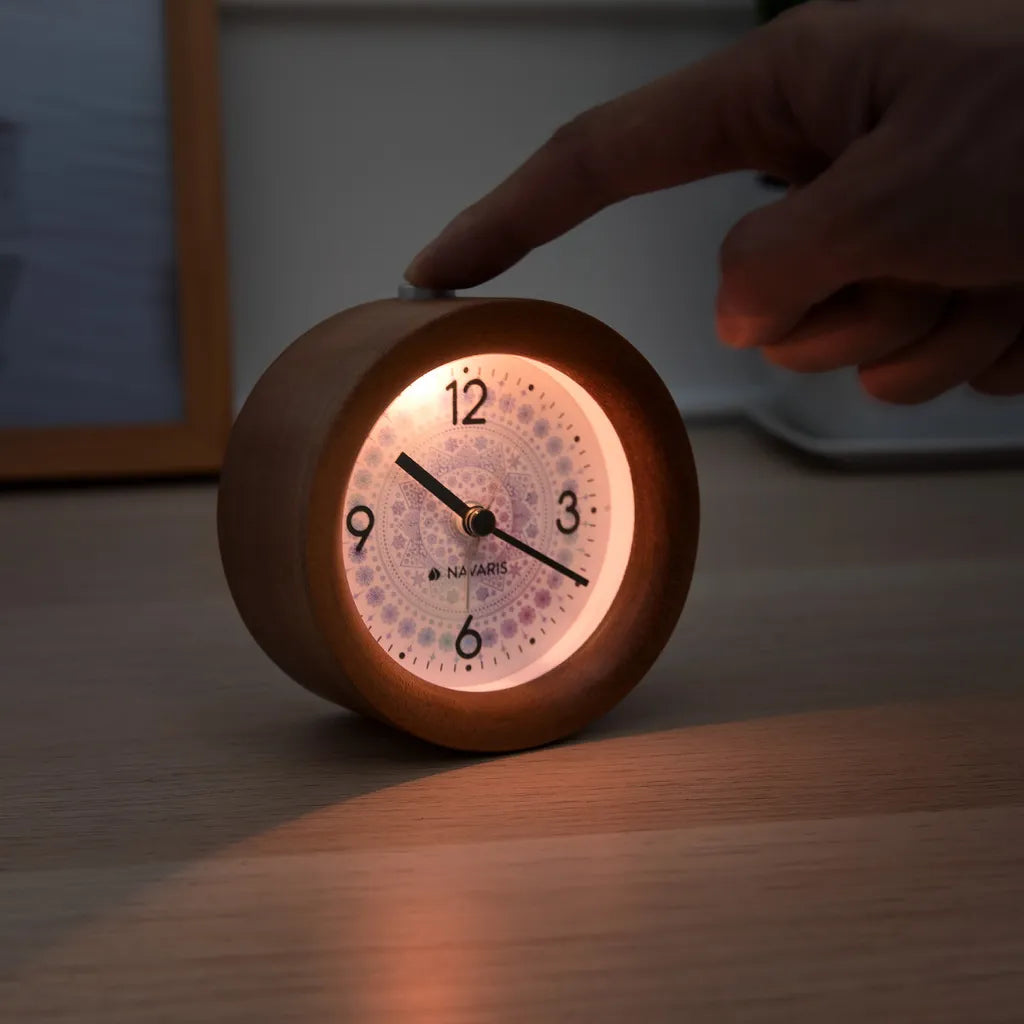  Navaris Analog Holz Wecker Mit Snooze - Retro Uhr Rund Mit Design Ziffernblatt Alarm Licht - Leise Tischuhr Ohne Ticken - Naturholz In Dunkelbraun