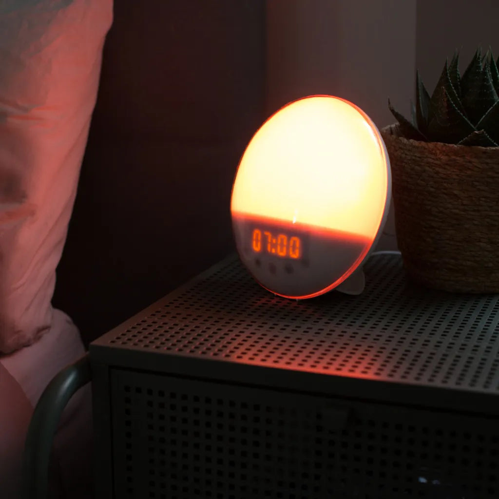  Silvergear® Lichtwecker | Dimmbar Wake Up Licht | Mit 30 Helligkeitsstufen , 6 Lichtfarben Und Verschiedene Natürliche Alarmtöne | Weiß