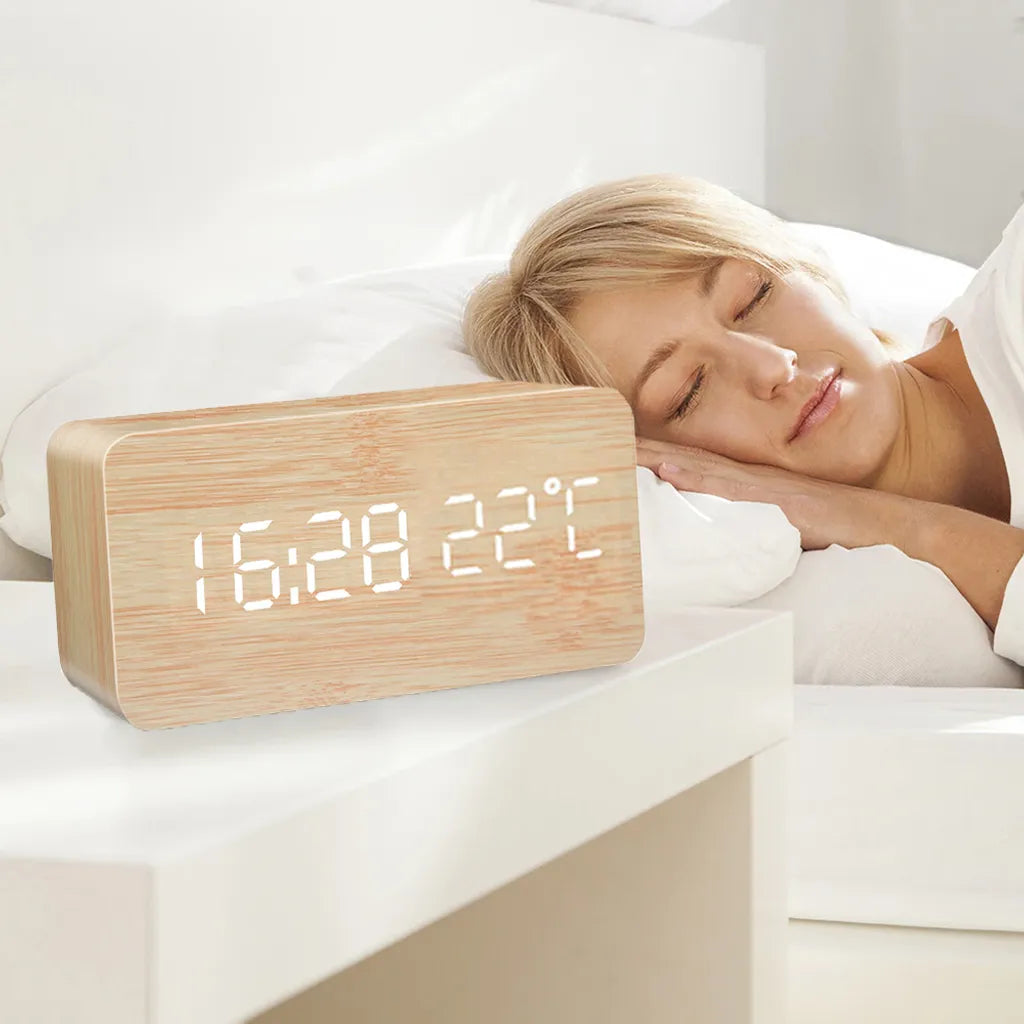  Digitaler Wecker Holz Holzoptik 3D LED Digital Digitaluhr Wanduhr Datum Temperatur 12h 24h USB Alarm Clock Schlafzimmer Büro Dimmbar Zeit Uhr Retoo