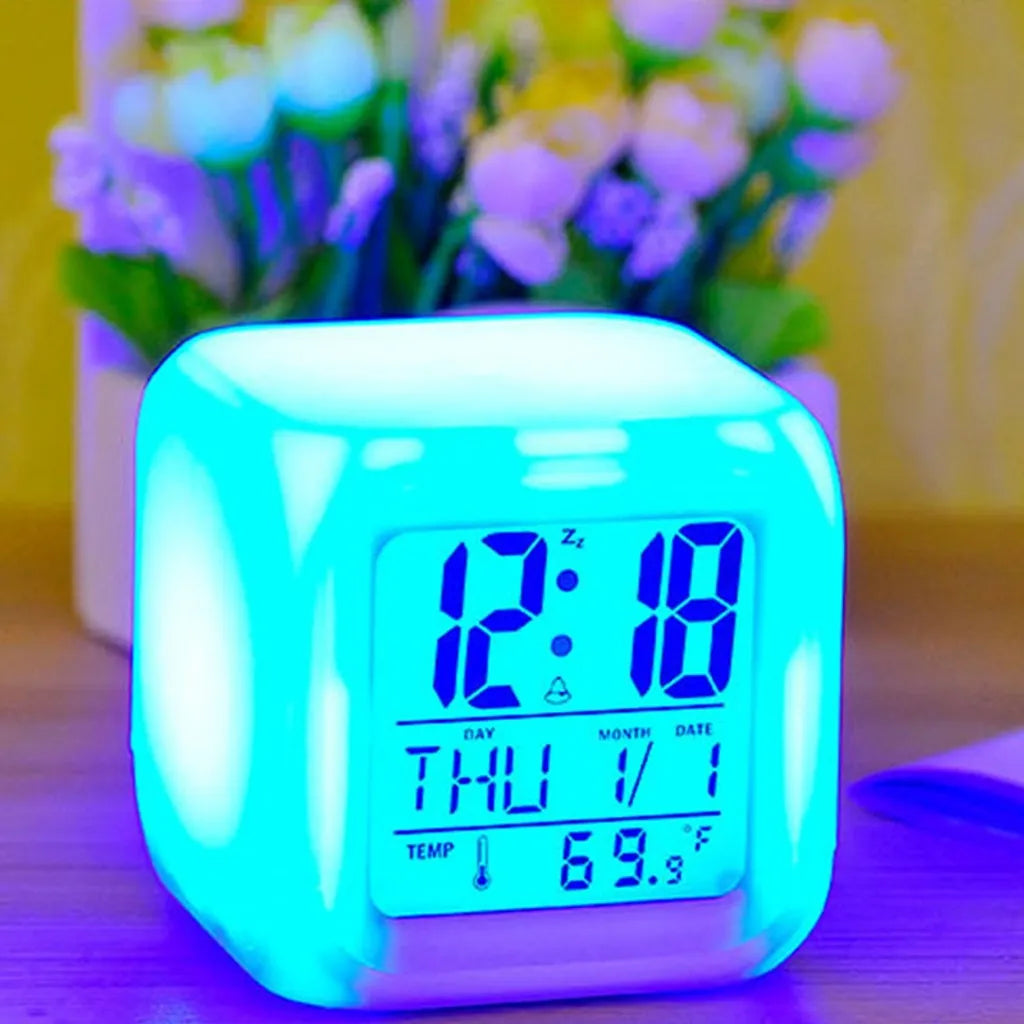  Bunter Wecker, Quadratische Uhr, LED Beleuchtung, Leuchtender Farbwechsel, Kleiner Wecker Mit Temperaturanzeige Und Datum
