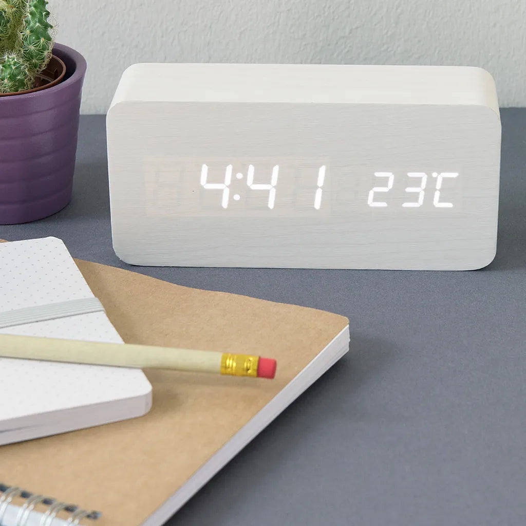  Kwmobile Wecker Uhr In Holzoptik Digital - Digitalwecker Anzeige Von Uhrzeit Temperatur Datum - Alarm Clock Mit USB Kabel In Weiß Mit Weißen LEDs