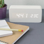  Kwmobile Wecker Uhr In Holzoptik Digital - Digitalwecker Anzeige Von Uhrzeit Temperatur Datum - Alarm Clock Mit USB Kabel In Weiß Mit Weißen LEDs
