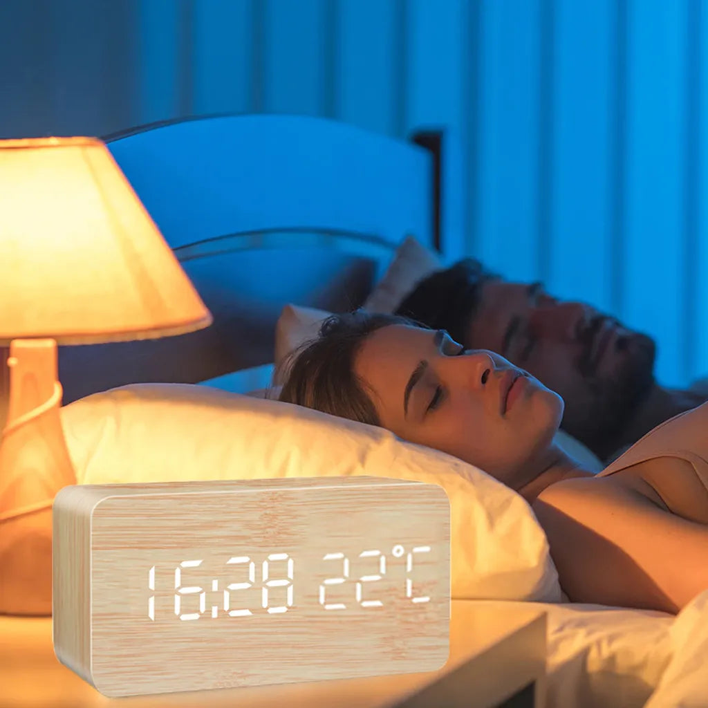  Digitaler Wecker Holz Holzoptik 3D LED Digital Digitaluhr Wanduhr Datum Temperatur 12h 24h USB Alarm Clock Schlafzimmer Büro Dimmbar Zeit Uhr Retoo