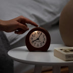  Navaris Analog Holz Wecker Mit Snooze - Retro Uhr Hufeisen Design Mit Weißem Ziffernblatt Alarm - Leise Tischuhr Ohne Ticken - Holzwecker Dunkelbraun
