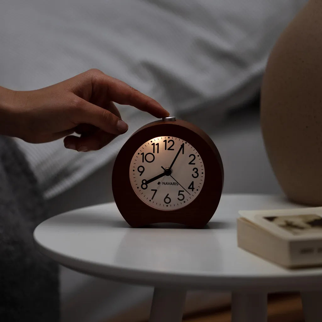  Navaris Analog Holz Wecker Mit Snooze - Retro Uhr Hufeisen Design Mit Weißem Ziffernblatt Alarm - Leise Tischuhr Ohne Ticken - Holzwecker Dunkelbraun