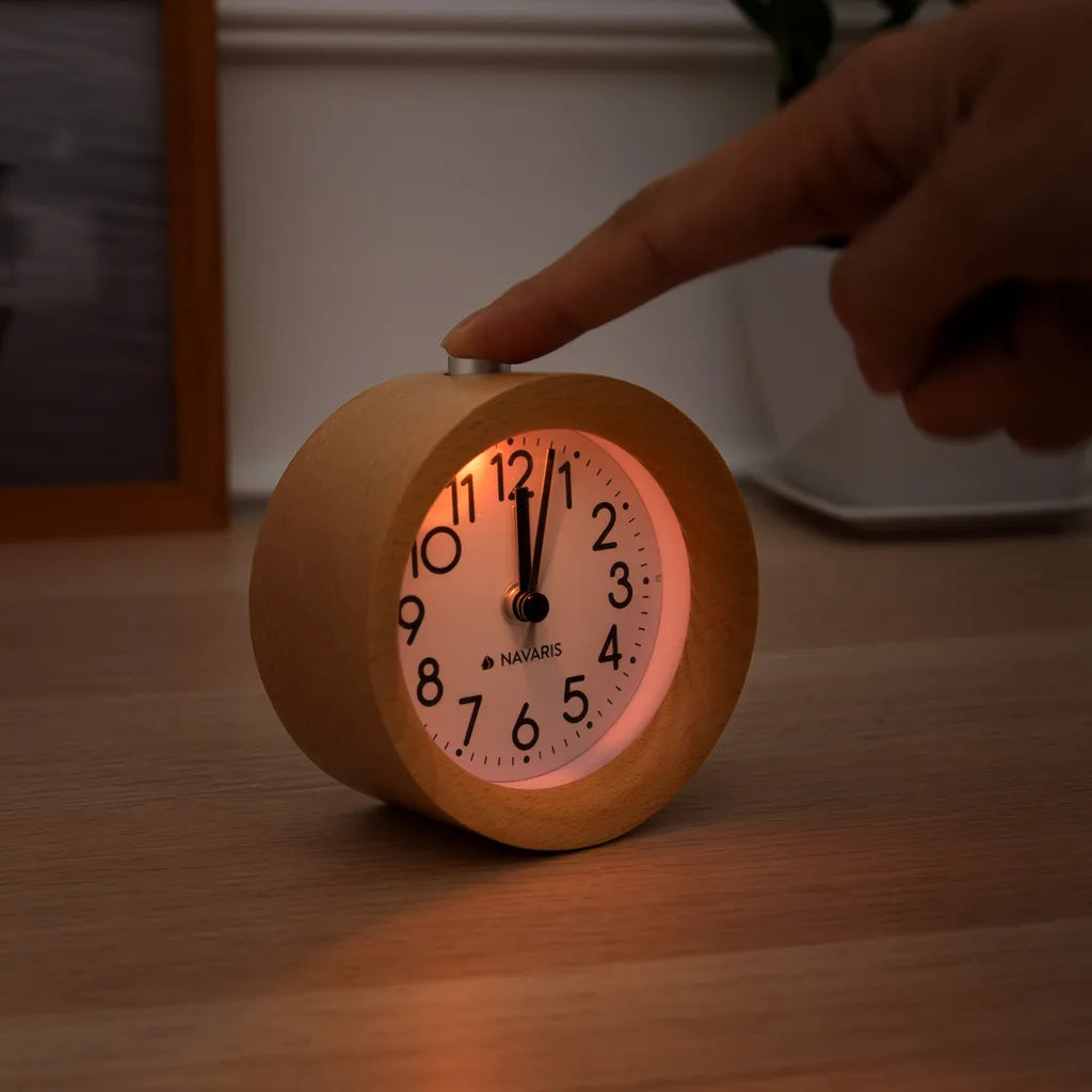  Navaris Analog Holz Wecker Mit Snooze - Retro Uhr Mit Ziffernblatt Alarm Licht - Leise Vintage Wood Tischuhr Ohne Ticken - Naturholz In Hellbraun