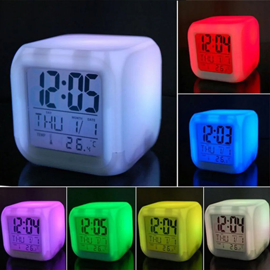  Bunter Wecker, Quadratische Uhr, LED Beleuchtung, Leuchtender Farbwechsel, Kleiner Wecker Mit Temperaturanzeige Und Datum