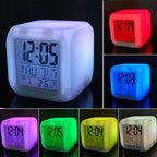  Bunter Wecker, Quadratische Uhr, LED Beleuchtung, Leuchtender Farbwechsel, Kleiner Wecker Mit Temperaturanzeige Und Datum