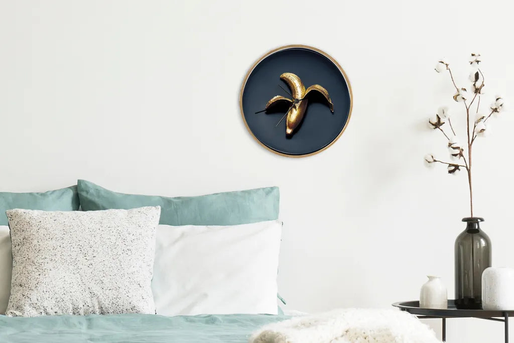  MuchoWow® Wanduhr Uhr Küche Wohnzimmer Deko Holz Ø 30 Cm Goldene Banane Auf Dunklem Hintergrund
