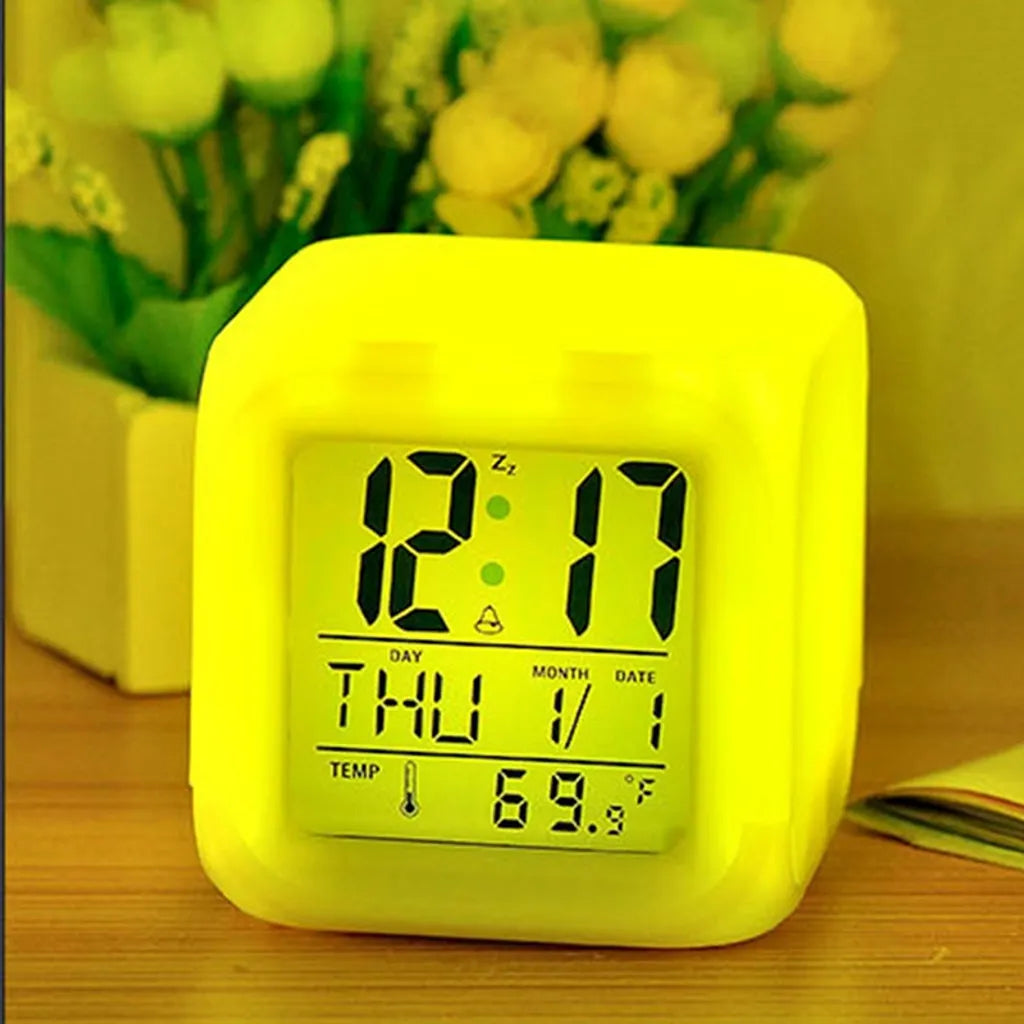  Bunter Wecker, Quadratische Uhr, LED Beleuchtung, Leuchtender Farbwechsel, Kleiner Wecker Mit Temperaturanzeige Und Datum